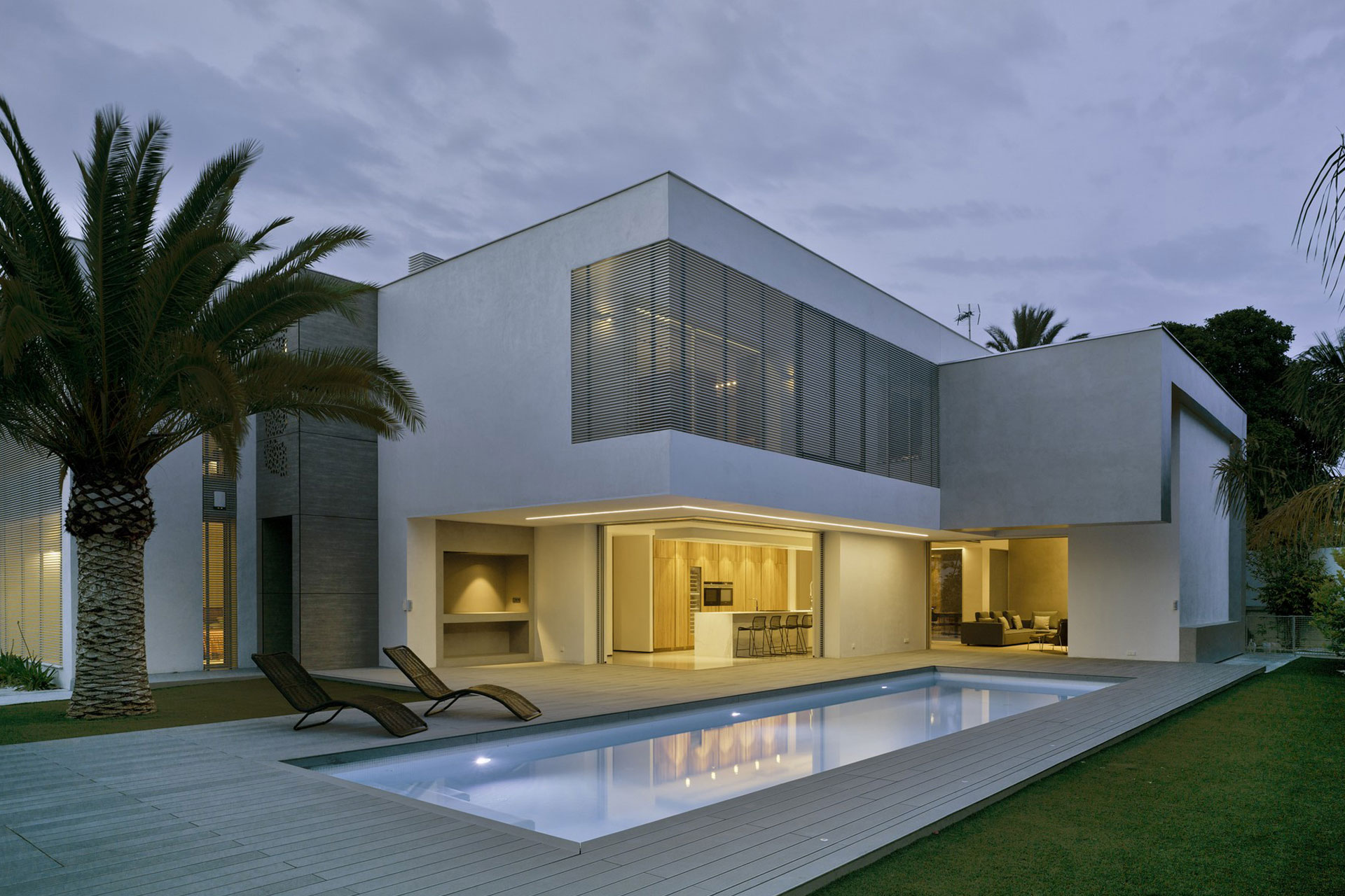 Casa ZuV en Elche, vivienda unifamiliar con jardín, piscina y porche a doble altura