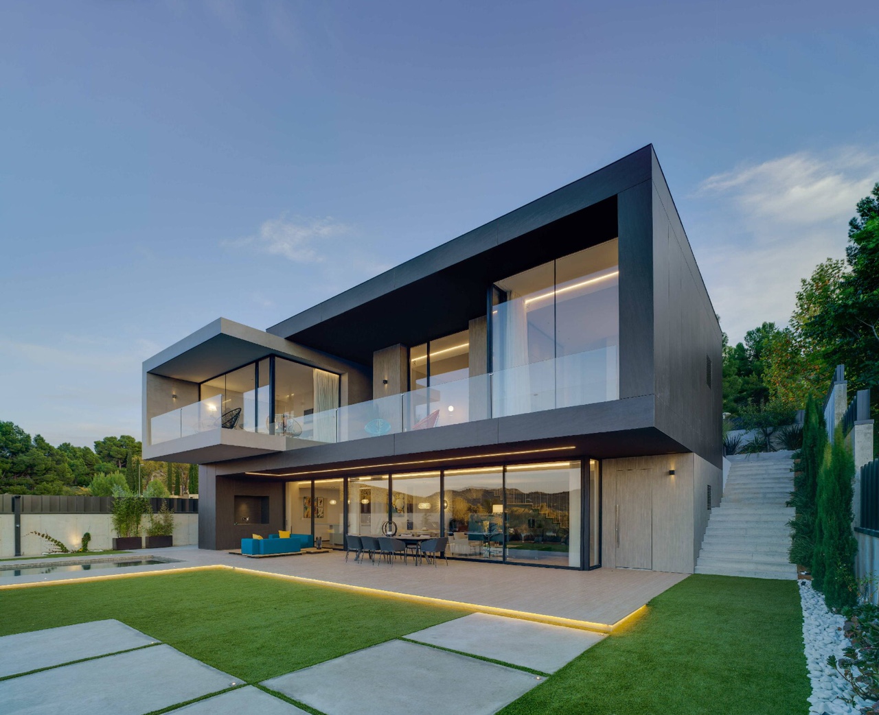 Fachada exterior Villa Apiarum al atardecer en Alicante — tomas amat architecture studio in Alicante (pablo belda + tomas amat)