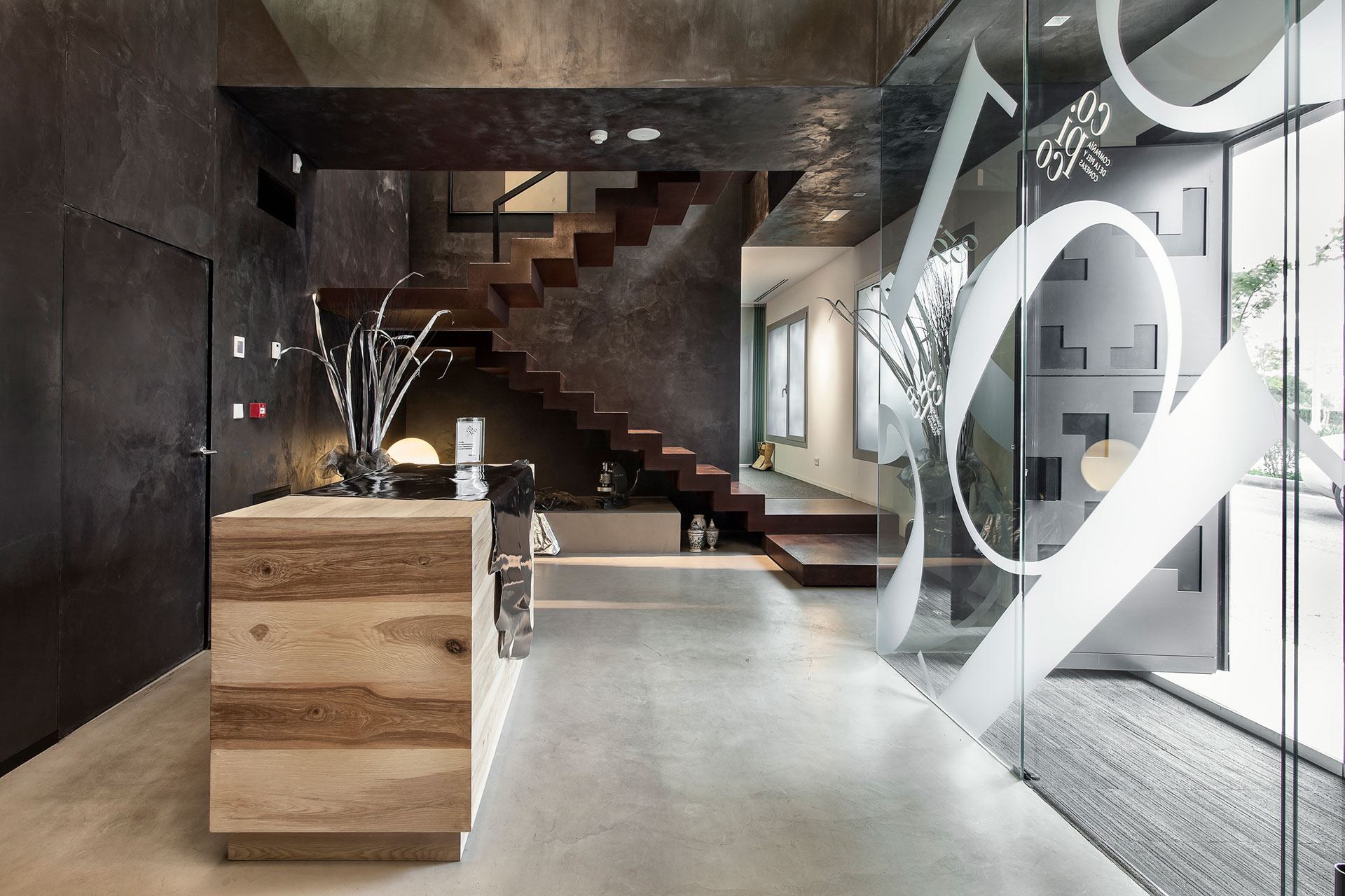 Recepcion oficinas Copico en Elda con mostrador de madera natural — estudio de arquitectura Alicante tamatestudio