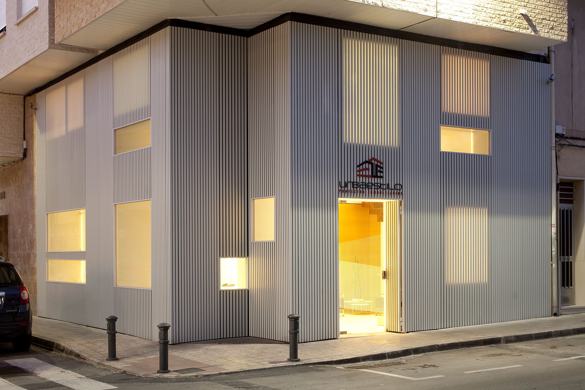 Oficinas Urbaestilo. Fachada exterior en esquina