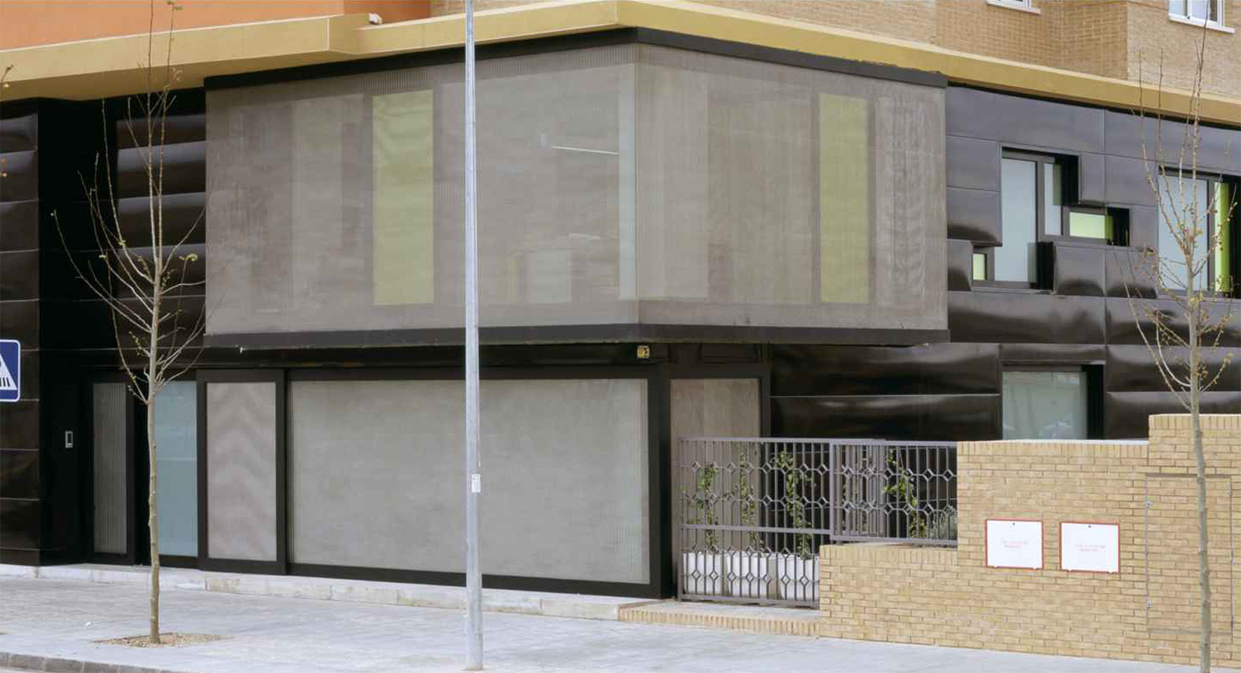 Envolvente diurna en esquina urbana