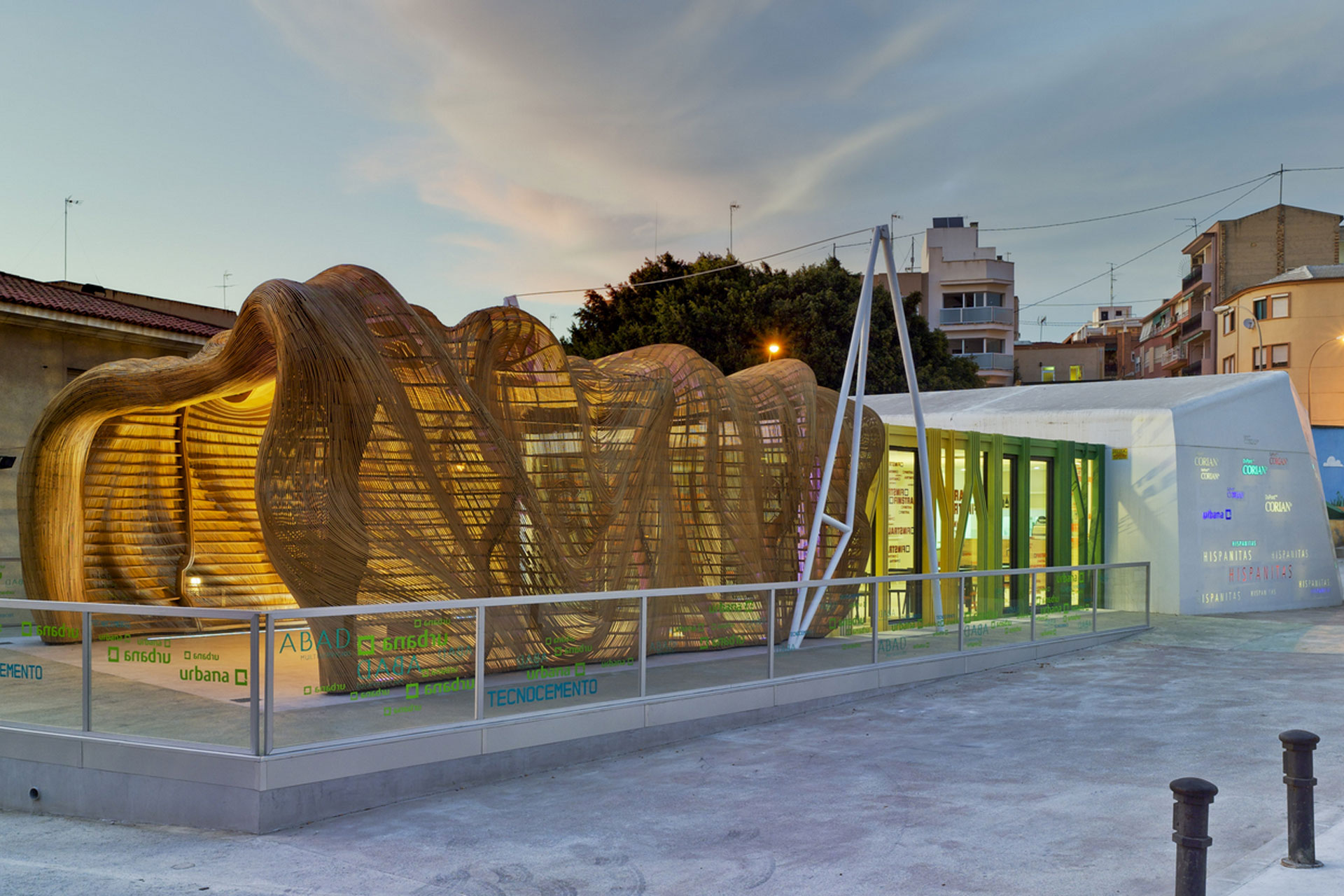 Kiosco Las Cigarreras en Alicante al atardecer, con estructura ligera y envolvente de madera.