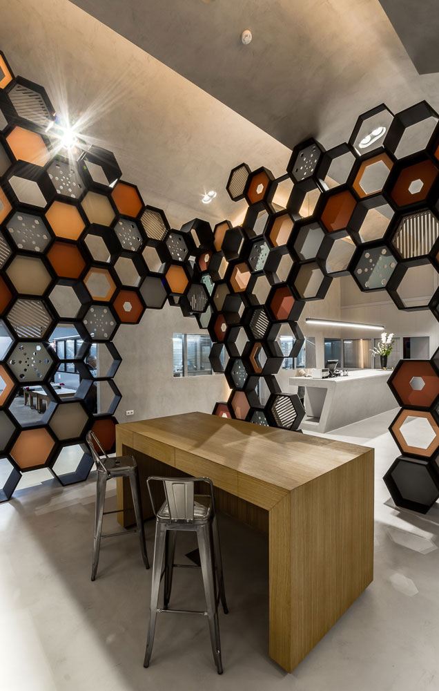 Showroom Lajara Petrer expositor hexagonal cuero