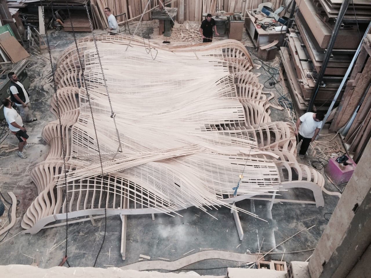 Fabricacion artesanal estructura Kiosco La Cigarra con vareta de madera de olmo — estudio de arquitectura Alicante tamatestudio