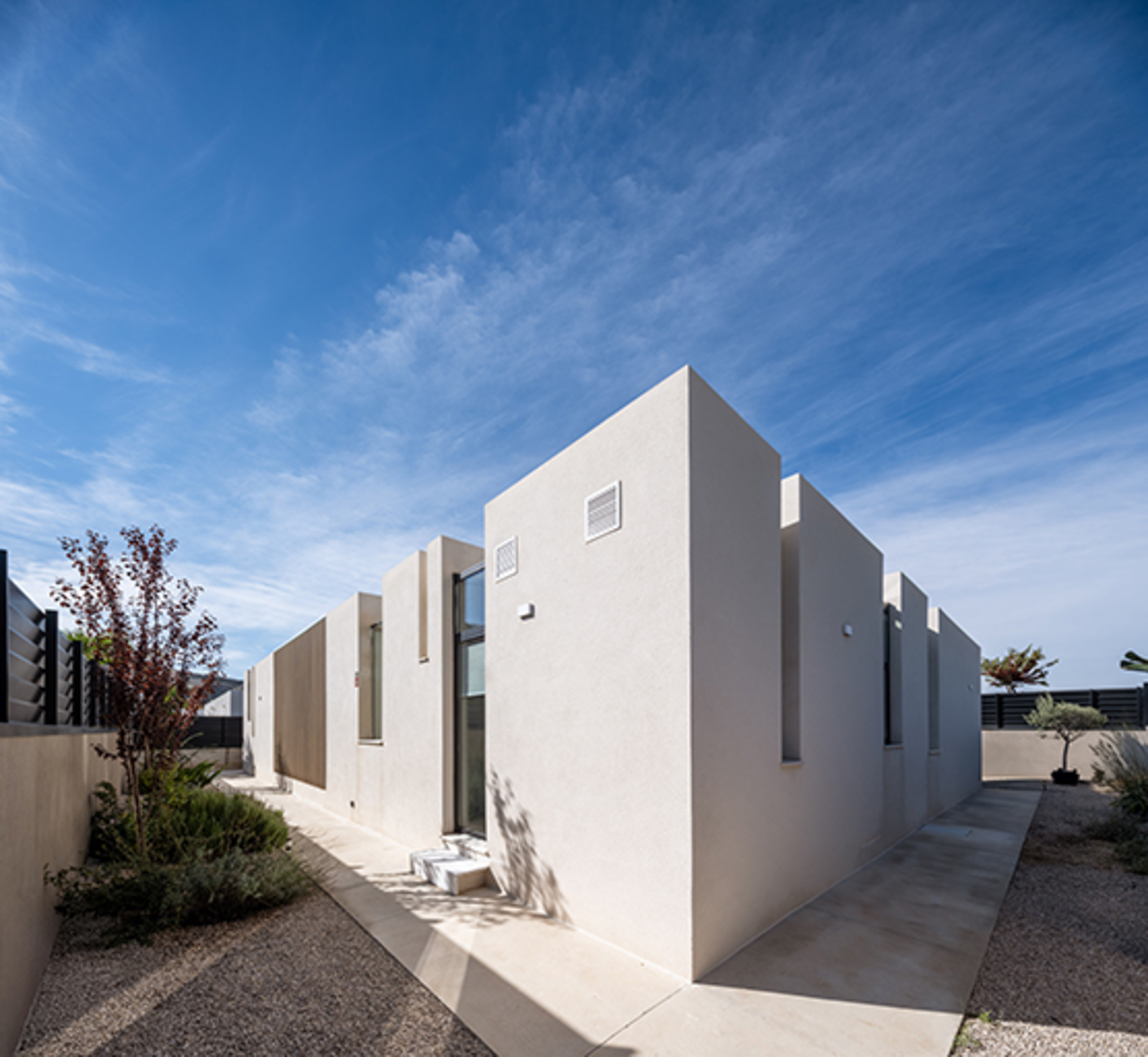 Vivienda CyR. Fachada lateral y recorrido exterior